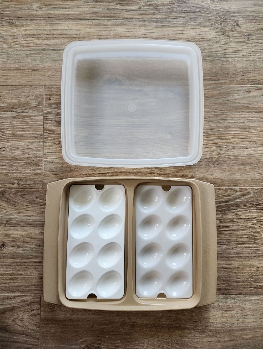VINTAGE TUPPERWARE 4-PC. DEVILED EGG KEEPER CARRIER ALMOND 723-3